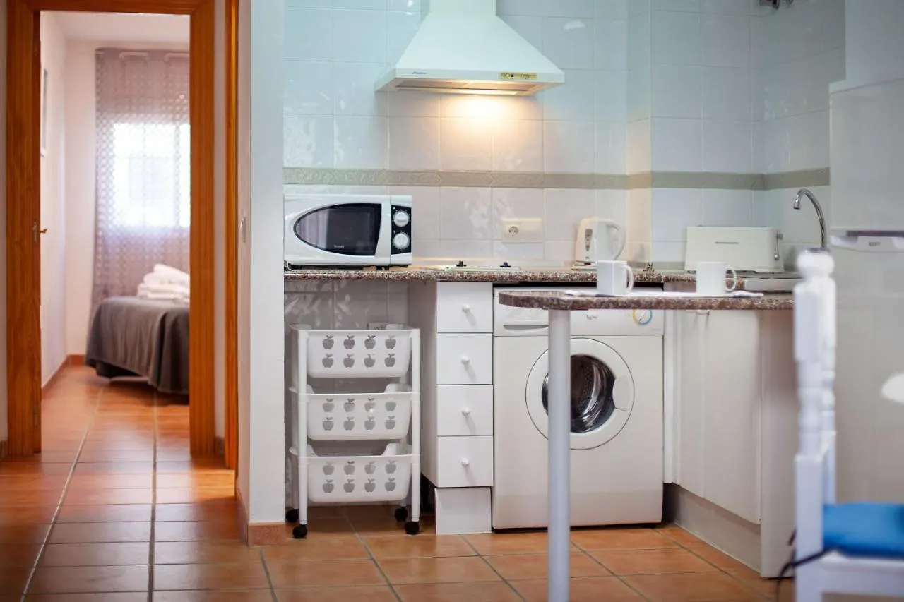 شقة توريمولينوس  في Apartamento 1A En Carihuela Junto A La Playa